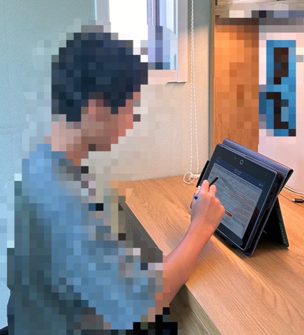 進研ゼミのタブレットをスタンドで立てて姿勢よく学習している様子