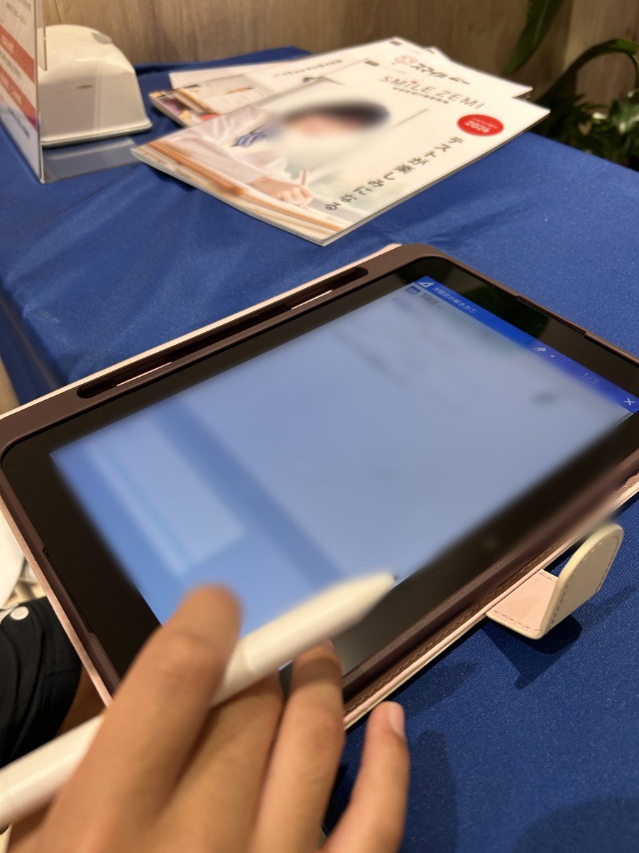 スマイルゼミの体験会でタブレットを試す様子